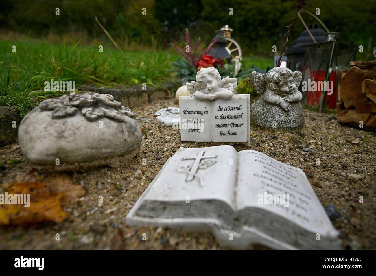 Friedhof, Trauer, Grabschmuck, Grabgestecke, Gedenken an die Toten