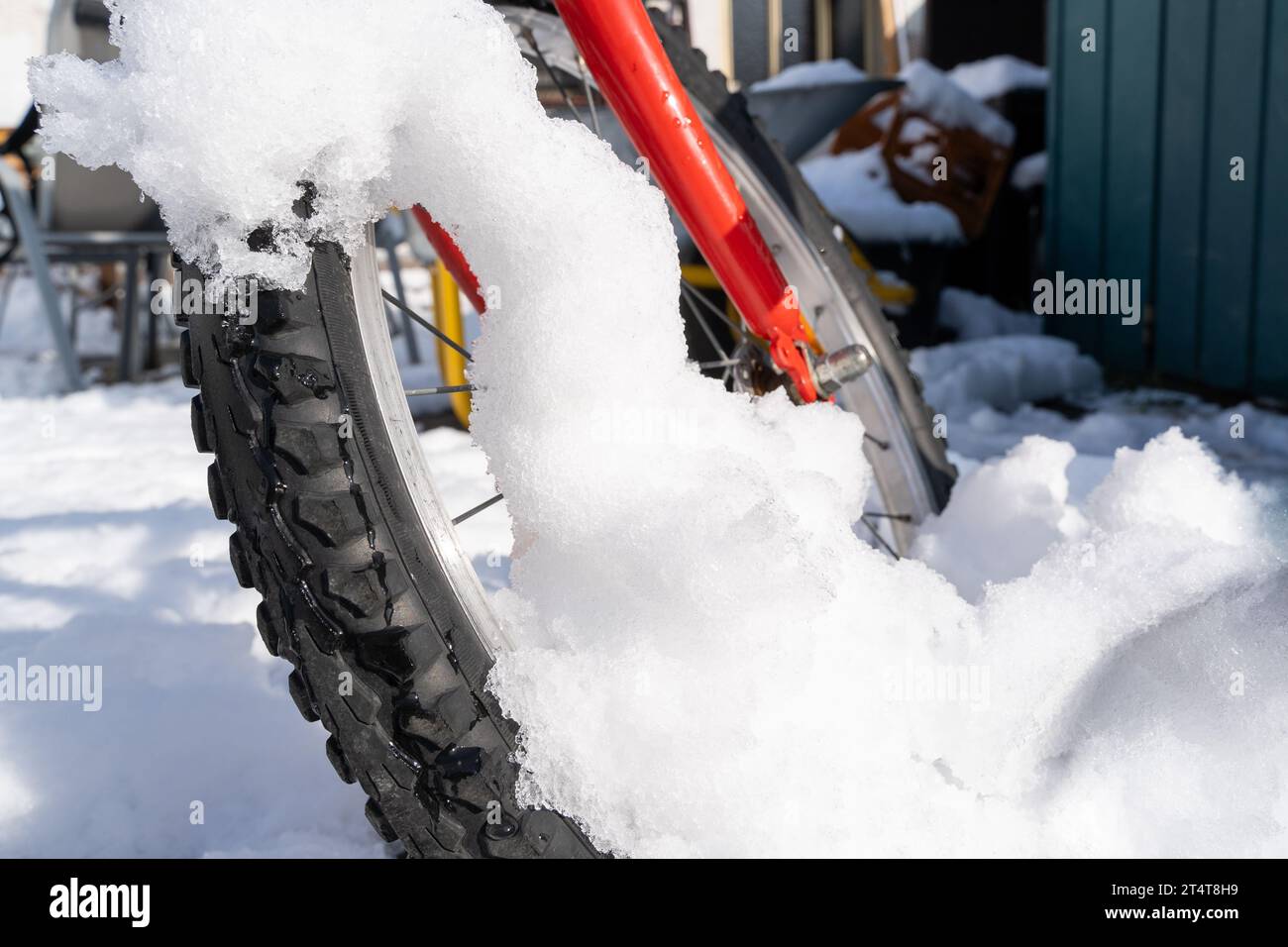 Rad des Kinderfahrrads mit Schnee im Winter Stockfoto