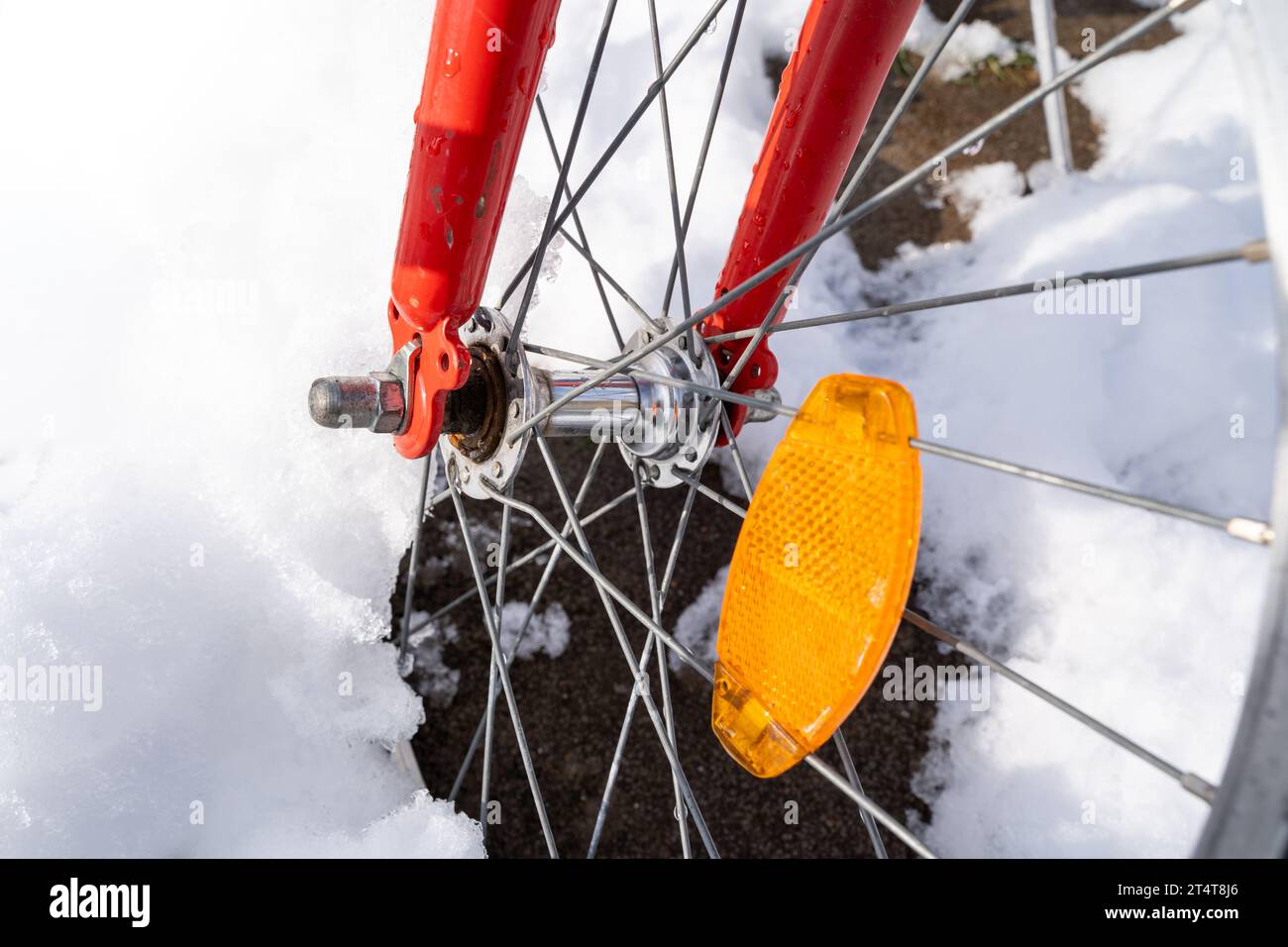 Rad des Kinderfahrrads mit Schnee im Winter Stockfoto