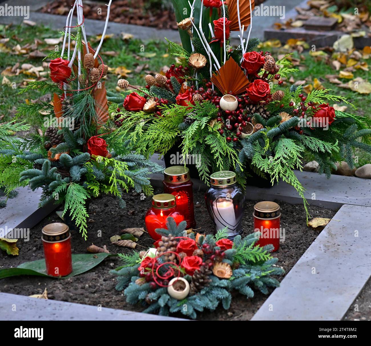 Friedhof, Trauer, Grabschmuck, Grabgestecke, Gedenken an die Toten