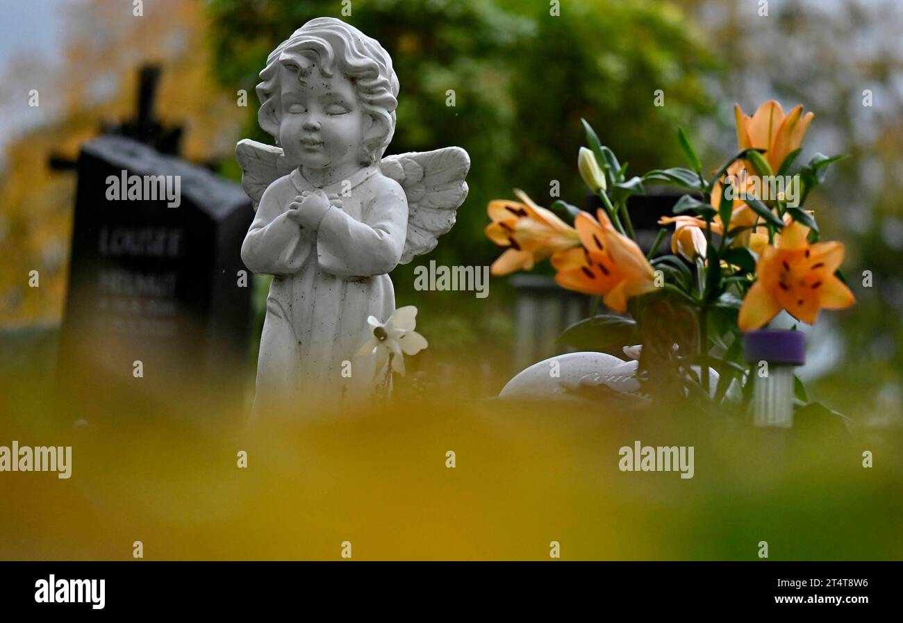 Friedhof, Trauer, Grabschmuck, Grabgestecke, Gedenken an die Toten ...