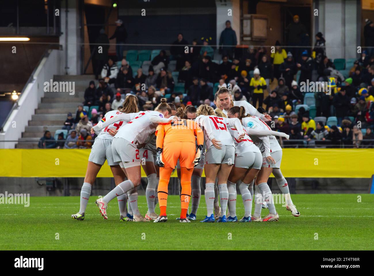 Göteborg, Schweden. Oktober 2023. Die Spieler der Schweiz schließen sich beim Spiel der UEFA Nations League zwischen Schweden und der Schweiz bei Gamla Ullevi in Göteborg zusammen. (Foto: Gonzales Photo - Amanda Persson). Stockfoto