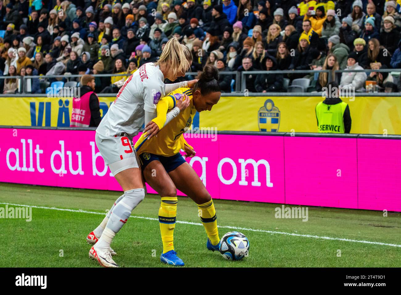 Göteborg, Schweden. Oktober 2023. Madelen Janogy (7) aus Schweden und Ana-Maria Crnogorcevic (9) aus der Schweiz während des Spiels der UEFA Nations League zwischen Schweden und der Schweiz bei Gamla Ullevi in Göteborg. (Foto: Gonzales Photo - Amanda Persson). Stockfoto