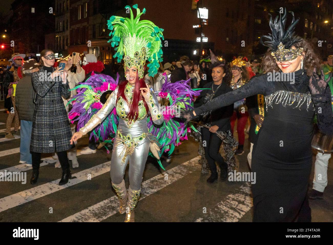 New York, Usa. 31. Oktober 2023. Tänzer einer Samba-Gruppe treten in der 50. Jährlichen Halloween-Parade des New Yorker Dorfes auf, die unter dem Motto „Upside/Down: Inside/Out!“ steht. In New York City. Quelle: SOPA Images Limited/Alamy Live News Stockfoto