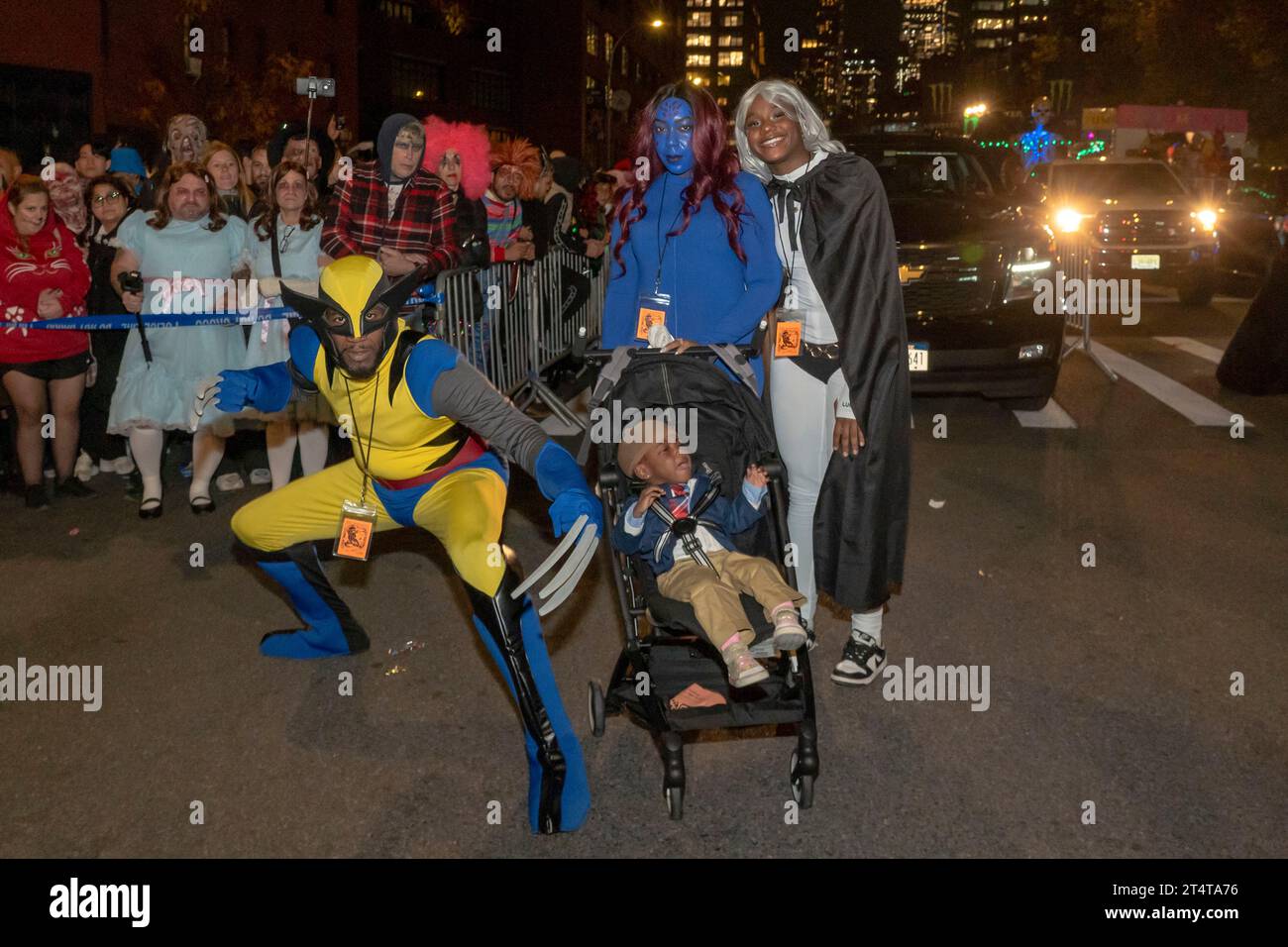 New York, Usa. 31. Oktober 2023. Jumaane Williams (L) und seine Familie nehmen an der 50. Jährlichen Halloween-Parade in New York City Teil, die unter dem Motto „Upside/Down : Inside/Out!“ steht. In New York City. Quelle: SOPA Images Limited/Alamy Live News Stockfoto