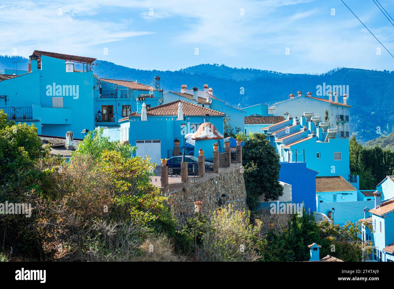JUZCAR, SPANIEN - 6. OKTOBER 2023: Besuch des Dorfes der blauen Schlümpfe in Juzcar, Spanien am 6. Oktober 2023 Stockfoto