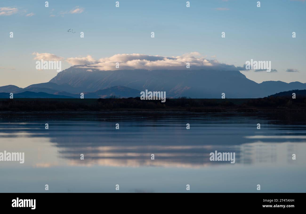 Naturpark von Rumänien mit wunderschönem Seeblick Stockfoto