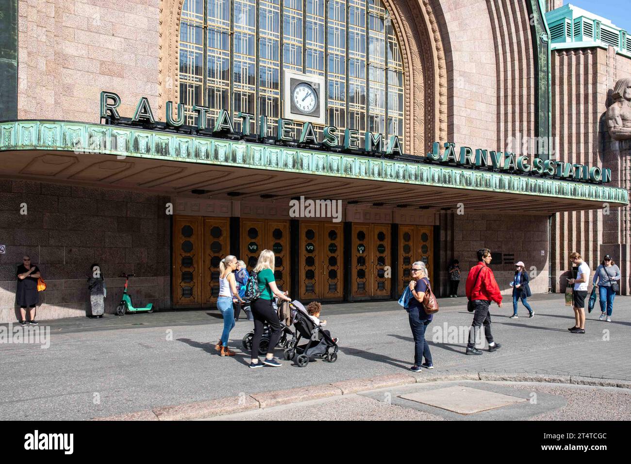 Haupteingang des Hauptbahnhofs an einem sonnigen Tag in Helsinki, Finnland Stockfoto