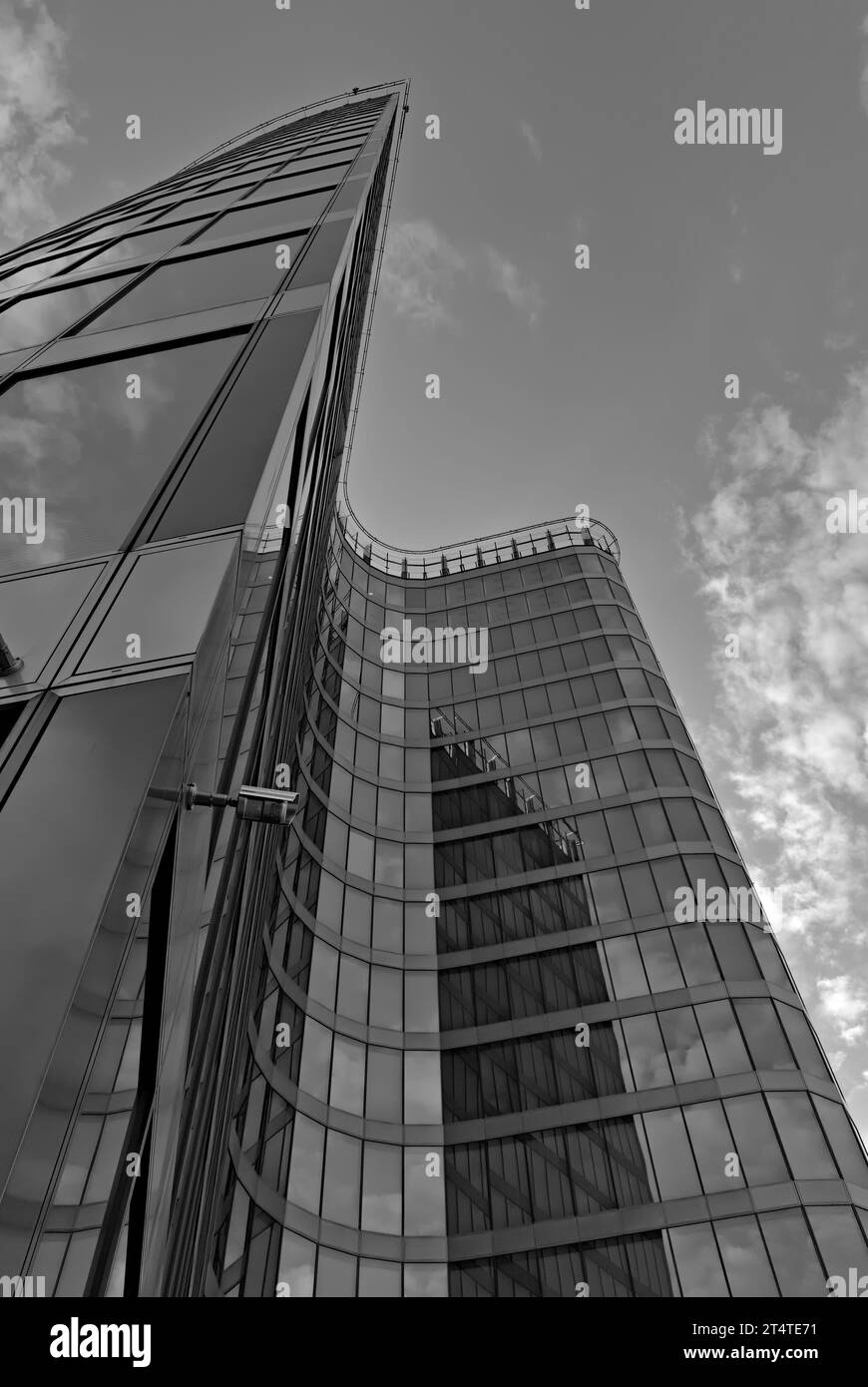 Business Center Wolkenkratzer in Prag, Tschechische republik. Abstraktes Foto der modernen Achritektur. Geometrische Linien und Glasoberfläche. Schwarzweiß bearbeiten. Stockfoto