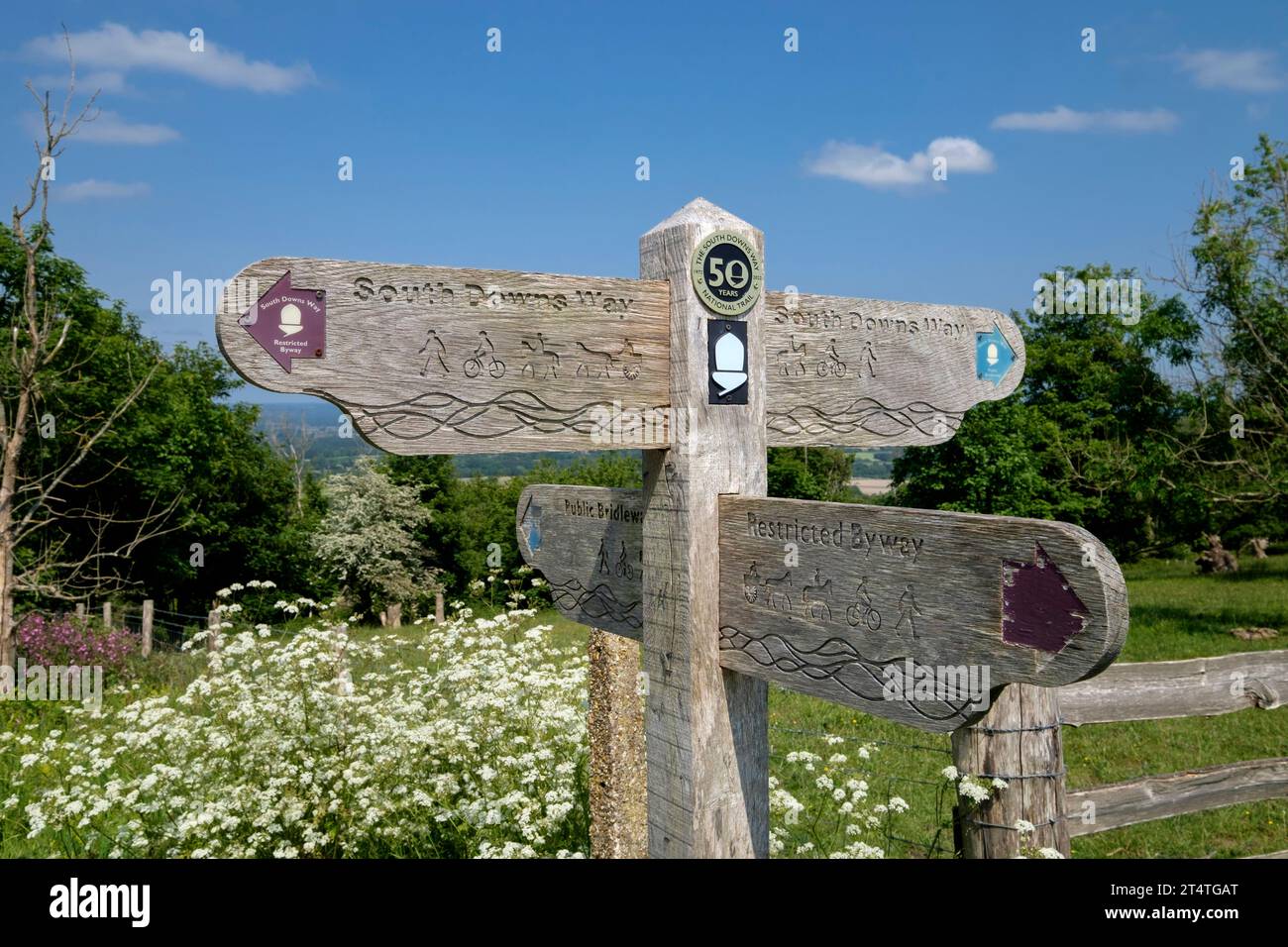 South Down Way Wegweiser mit verschiedenen Einschränkungen auf verschiedenen Wegen und Wegen West Sussex Stockfoto