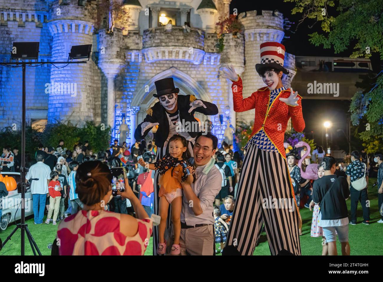 Bangkok, Thailand. 31. Oktober 2023. Halloween-Darsteller werden beim Happy Halloween Festival 2023 auf den Jodd Fairs DanNeramit, an der Phahonyothin Road, in Bangkok, fotografiert. Der berühmteste Nachtmarkt in Bangkok, Jodd Fairs, eröffnete vor kurzem eine neue Filiale im DanNeramit, einem formellen Freizeitpark mit einem Märchenschloss, das auf einer Fläche von 52800 Quadratmetern mit verschiedenen Ständen wie Kleidung und Accessoires, Vintage-Artikeln, Craft-Bieren, Souvenirs, thailändischen und internationalen Speisen umfasst. Quelle: SOPA Images Limited/Alamy Live News Stockfoto