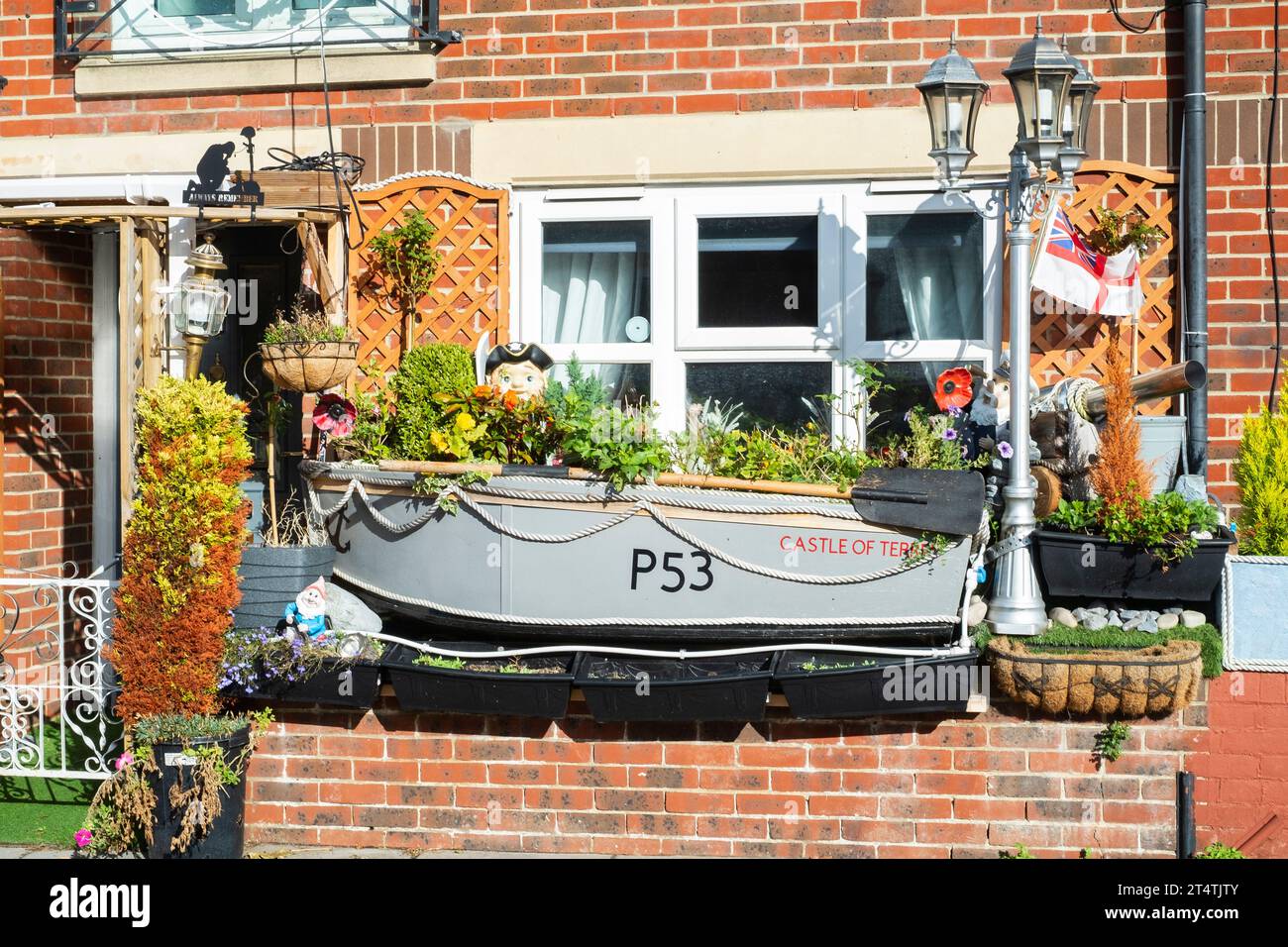 Boot vor dem Garten von Marineveteranen Haus dekoriert im Marinemasthema portsmouth england großbritannien Stockfoto