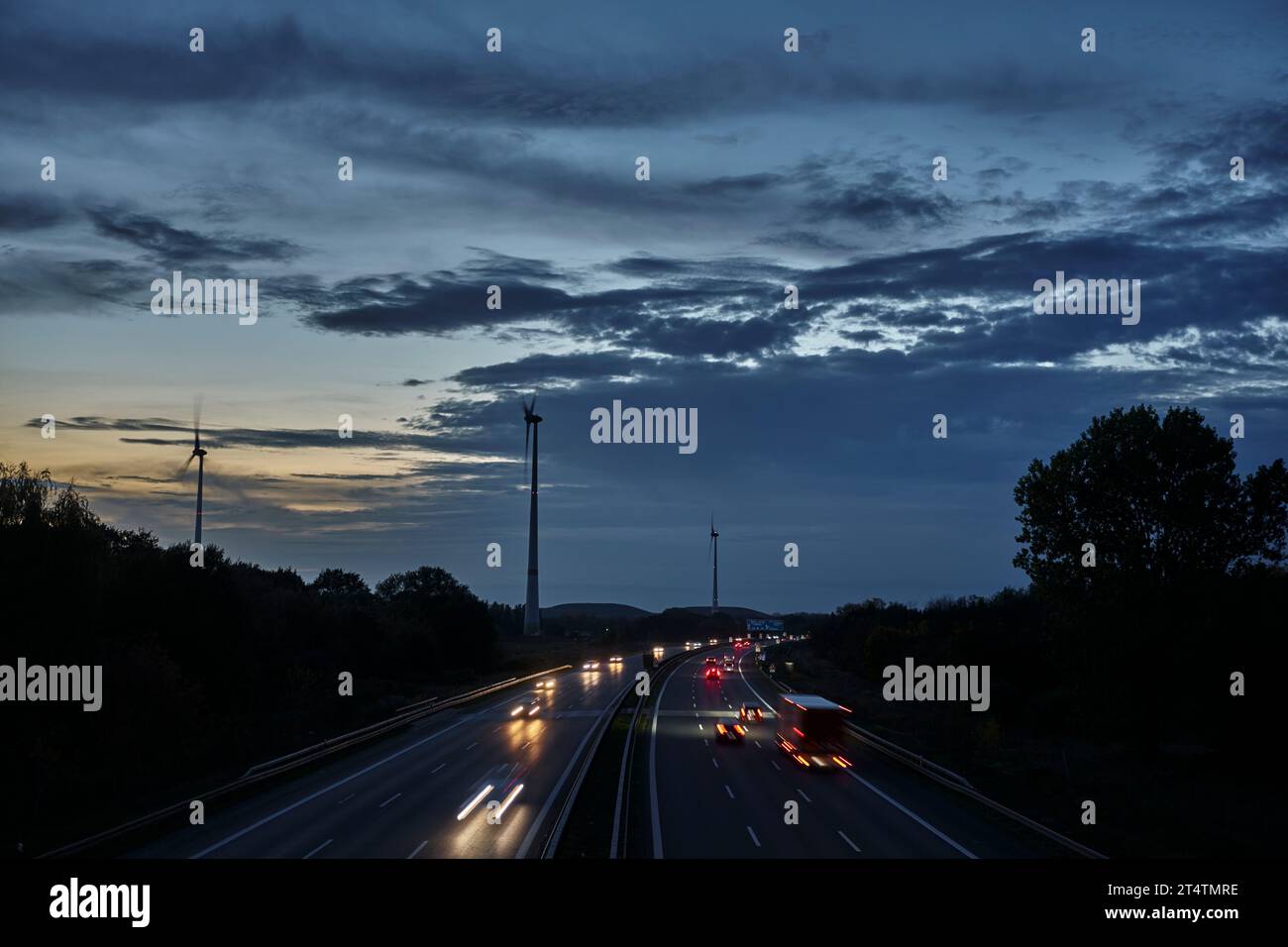 Der PKW-Verkehr führt abends über die nördliche Berliner Zufahrtsstraße. Stockfoto