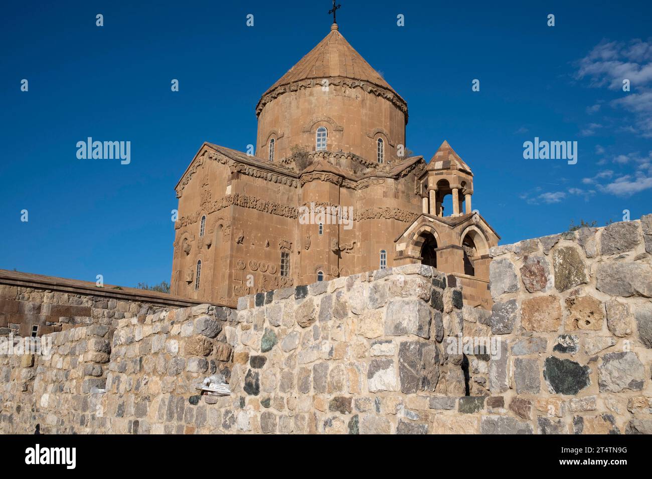 Allgemeine Ansicht der Akhtamar-Kirche. Die im Hintergrund sichtbare Insel ist die Insel Akhtamar. Akhtamar Church ist eine Kirche auf der Insel Akdamar am Van-See im Osten der Türkei. Die Kirche, auch Kathedrale des Heiligen Kreuzes genannt, ist eine mittelalterliche armenische Kirche und wurde 915–921 vom Architekten Manuel erbaut. Die Kirche, in der die 11. Messe im September stattfand, wird als Museum genutzt. Stockfoto