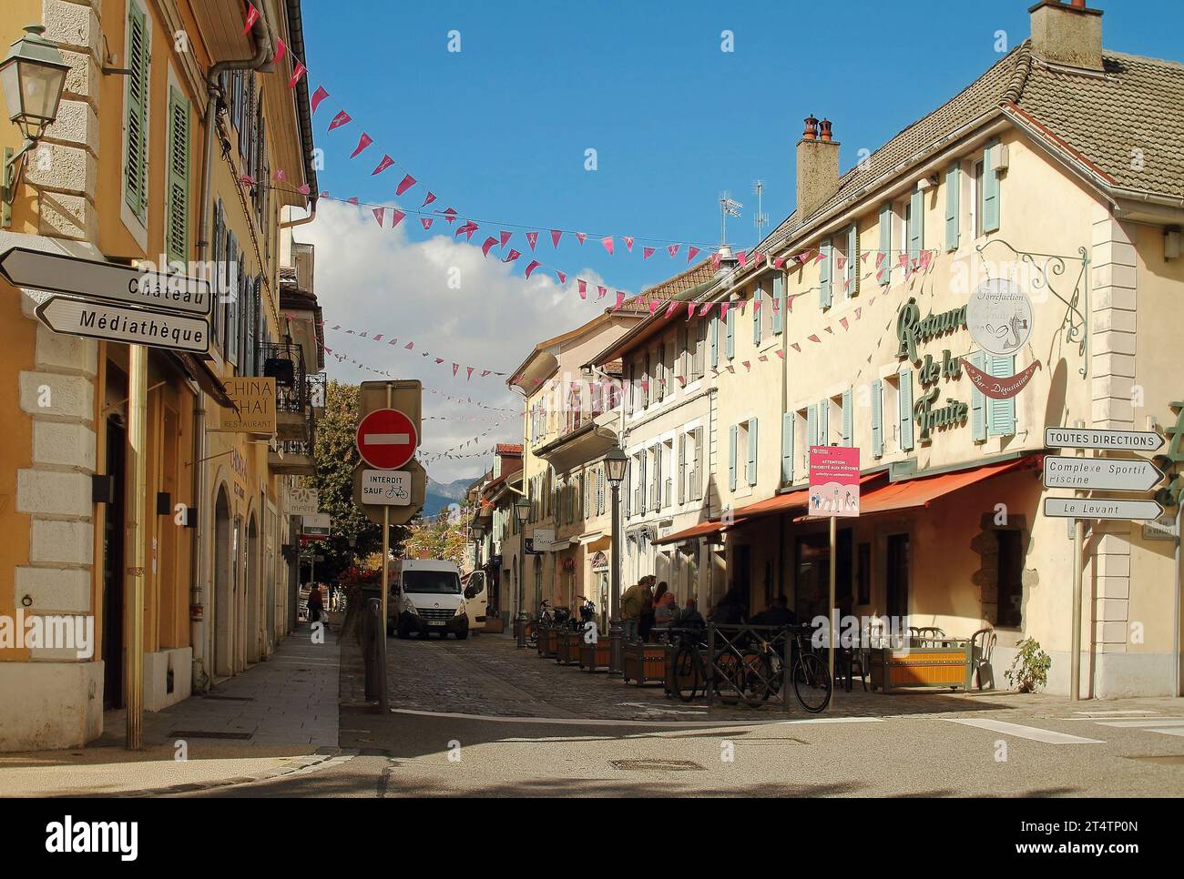 Blick auf die alte Straße und das Restaurant der Stadt Ferney-Voltaire, Frankreich. Ferney-Voltaire, eine Stadt und Gemeinde in Frankreich, im Departement Ain, Stockfoto