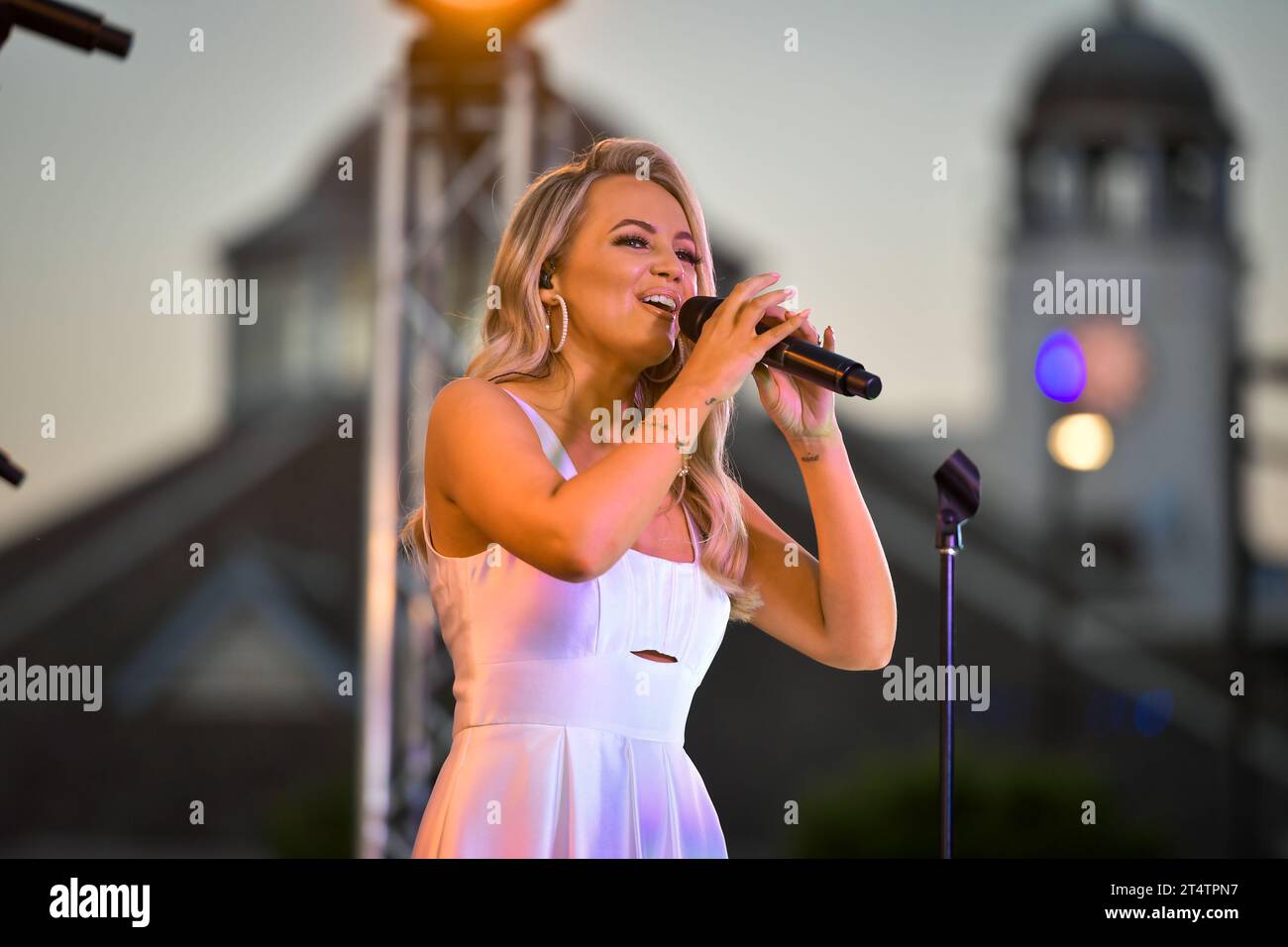 Sydney, Australien - 4. Dezember 2020: Samantha Jade tritt auf der Bühne während des Royal Randwick Christmas Festival auf der Rennbahn Royal Randwick auf. Stockfoto