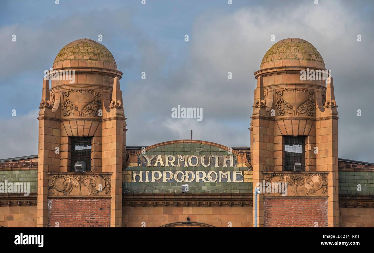 Das Bild zeigt die Fassade des Hippodrome Theatre Building entlang der Marine Parade im englischen Ferienort Great Yarmouth Stockfoto