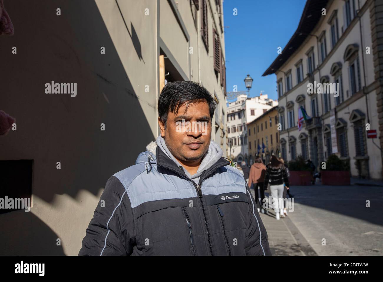 Florenz, Italien. Ein bangladeschischer Wanderarbeiter in Florenz, der Hauptstadt der Toskana in Italien. Stockfoto