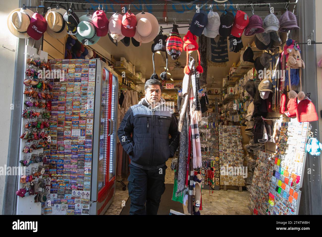 Florenz, Italien. Ein bangladeschischer Wanderarbeiter in einem Souvenirladen in Florenz, der Hauptstadt der Toskana in Italien. Stockfoto
