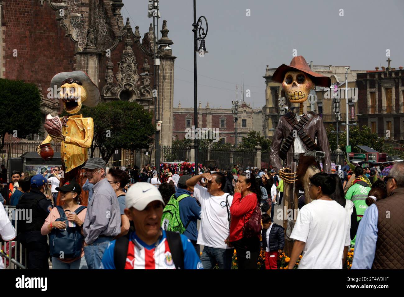 Mexiko-Stadt, Mexiko. November 2023. Das monumentale Opfer für das fest zum Tag der Toten, das General Francisco Villa zu seinem hundertsten Todestag und dem Graveur und Karikaturisten Jose Guadalupe Posada auf der Plaza del Zocalo in Mexiko-Stadt gewidmet ist. Am 1. November 2023 in Mexiko-Stadt, Mexiko (Credit Image: © Luis Barron/eyepix via ZUMA Press Wire) NUR REDAKTIONELLE VERWENDUNG! Nicht für kommerzielle ZWECKE! Stockfoto