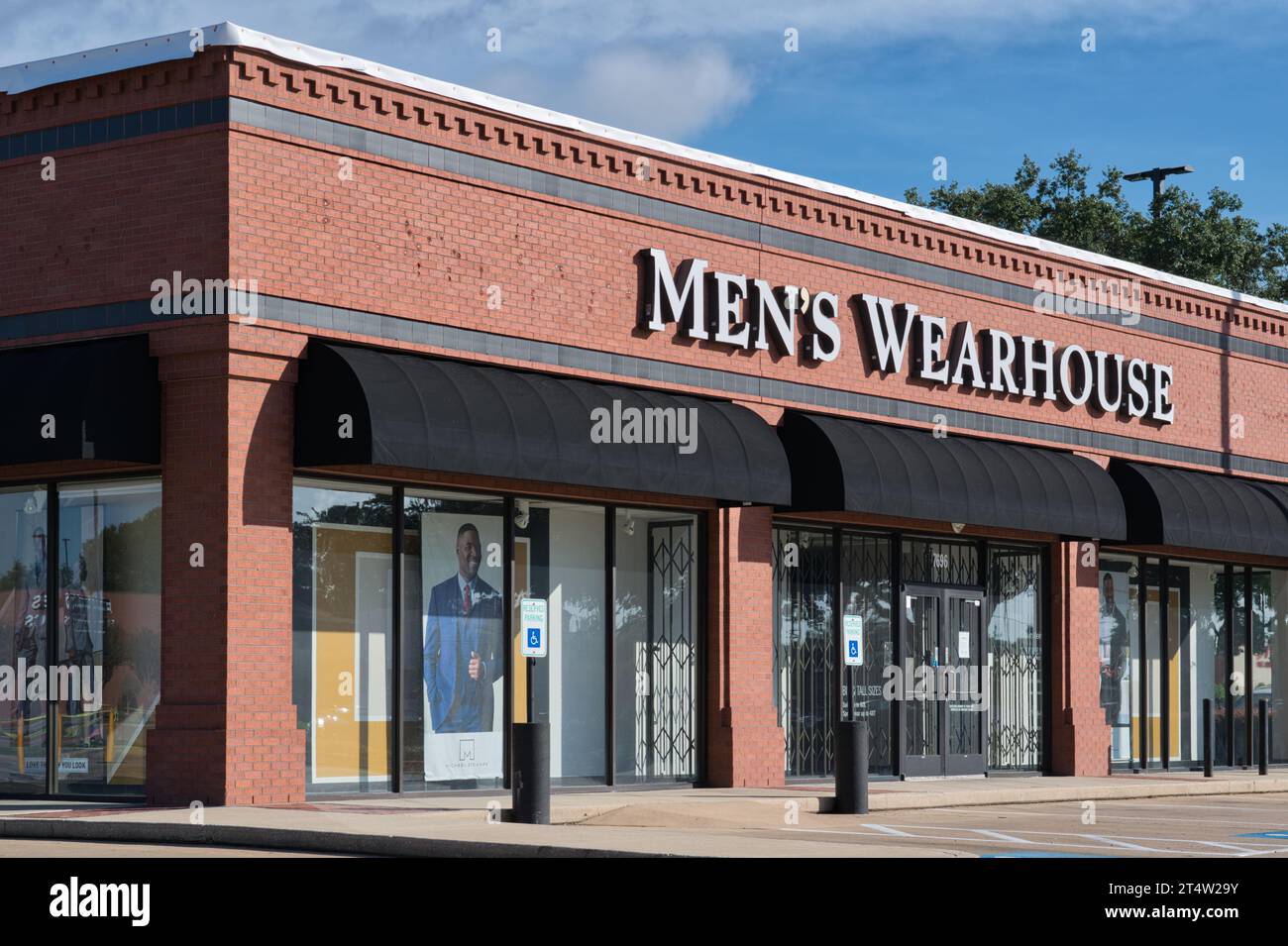 Houston, Texas, USA 09-24-2023: Außenansicht der Business-Storefront für Herren in Houston, Texas. Tailored Brands, Inc. Ist ihre Holdinggesellschaft in den USA. Stockfoto