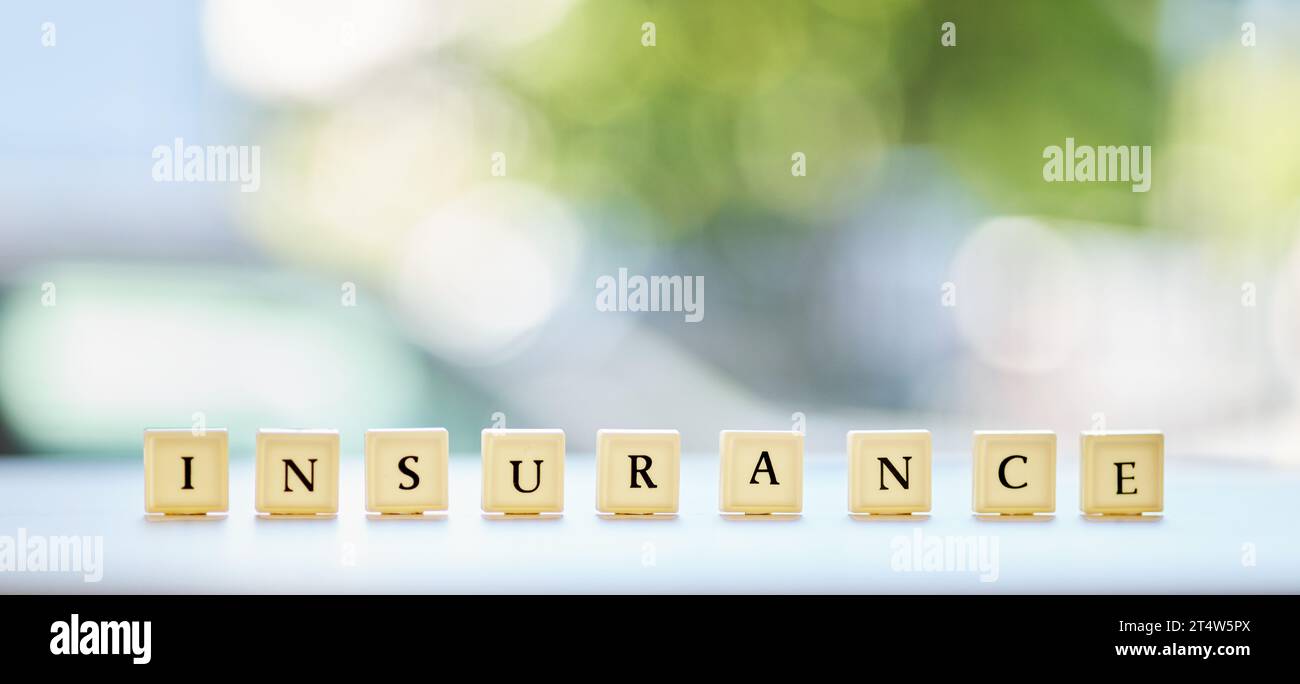 Versicherung, Wort oder Nachricht auf Holzblöcken oder Briefe, die über Leben oder Gesundheit in einem Notfall oder Unfall Mockup schreiben. Planung für Medizin, Gesundheit Stockfoto