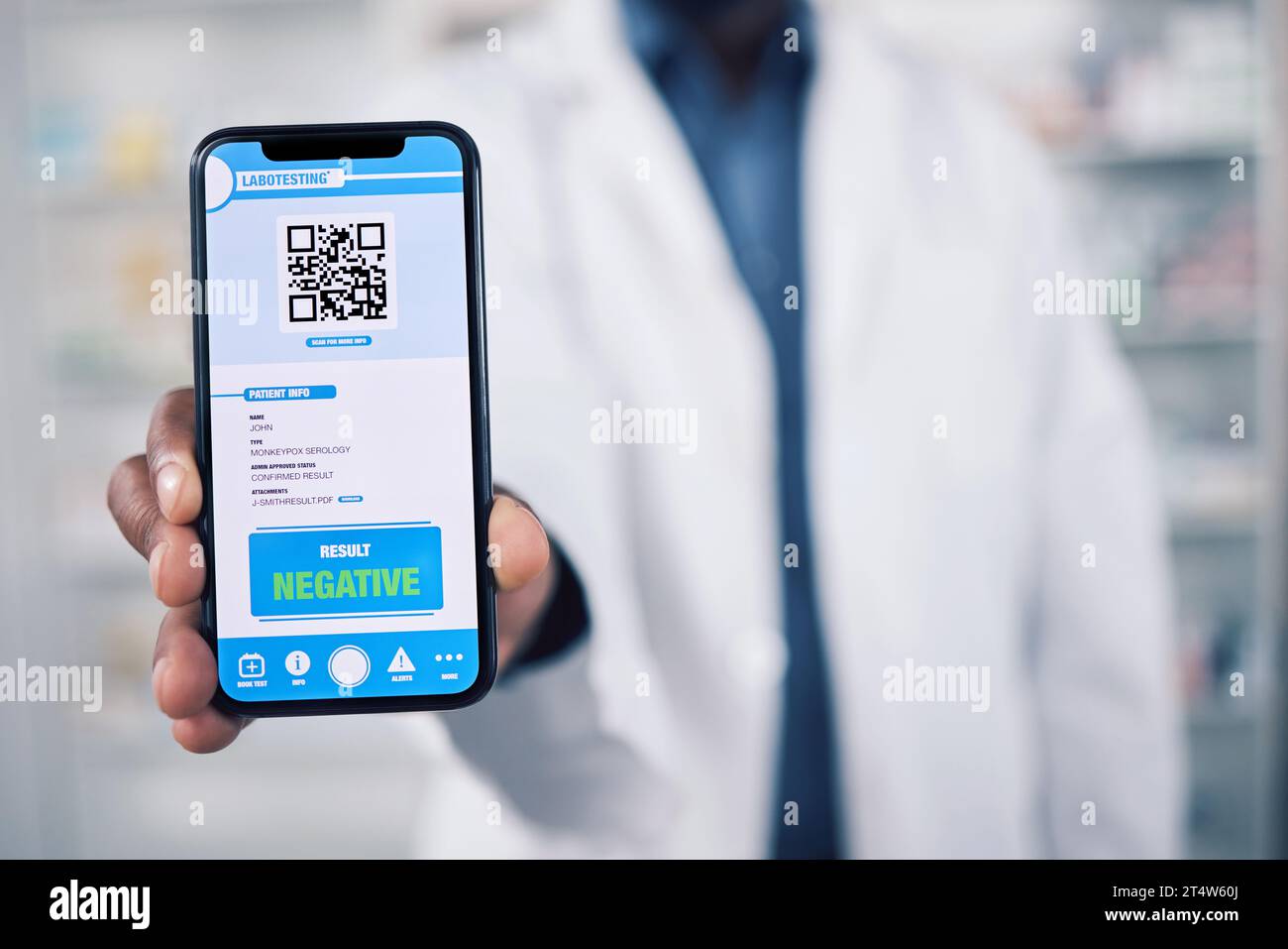 Arzt, Hände und Telefon mit QR-Code in Gesundheitsergebnissen, Werbung oder Screening in der Apotheke. Nahaufnahme der Person, Apotheker oder medizinischer Experte und Stockfoto