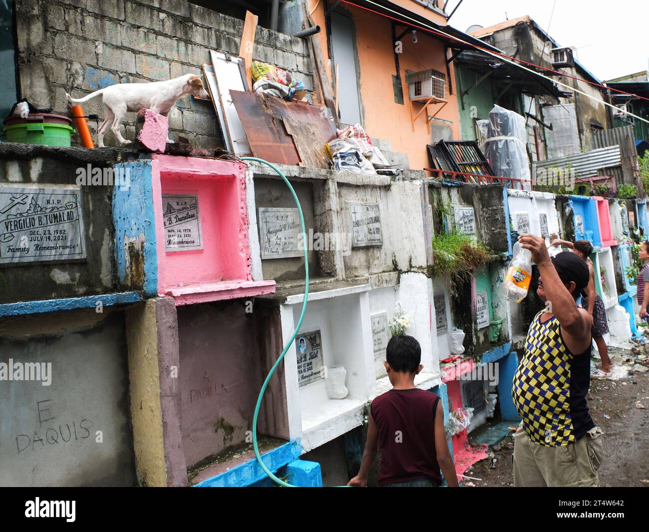 Caloocan, Philippinen. November 2023. Menschen, die auf dem Friedhof trotz starker Regengüsse gesehen wurden. Menschen strömen zum Friedhof Sangandaan, um den UNDAS oder Allerheiligen in Caloocan City zu beobachten, trotz heftiger Regenfälle, um ihre verstorbenen Angehörigen zu besuchen. Die Philippine National Police (PNP) Caloocan wurde außerhalb des Friedhofs eingesetzt, um die Ordnung und Sicherheit der Öffentlichkeit zu gewährleisten. Quelle: SOPA Images Limited/Alamy Live News Stockfoto