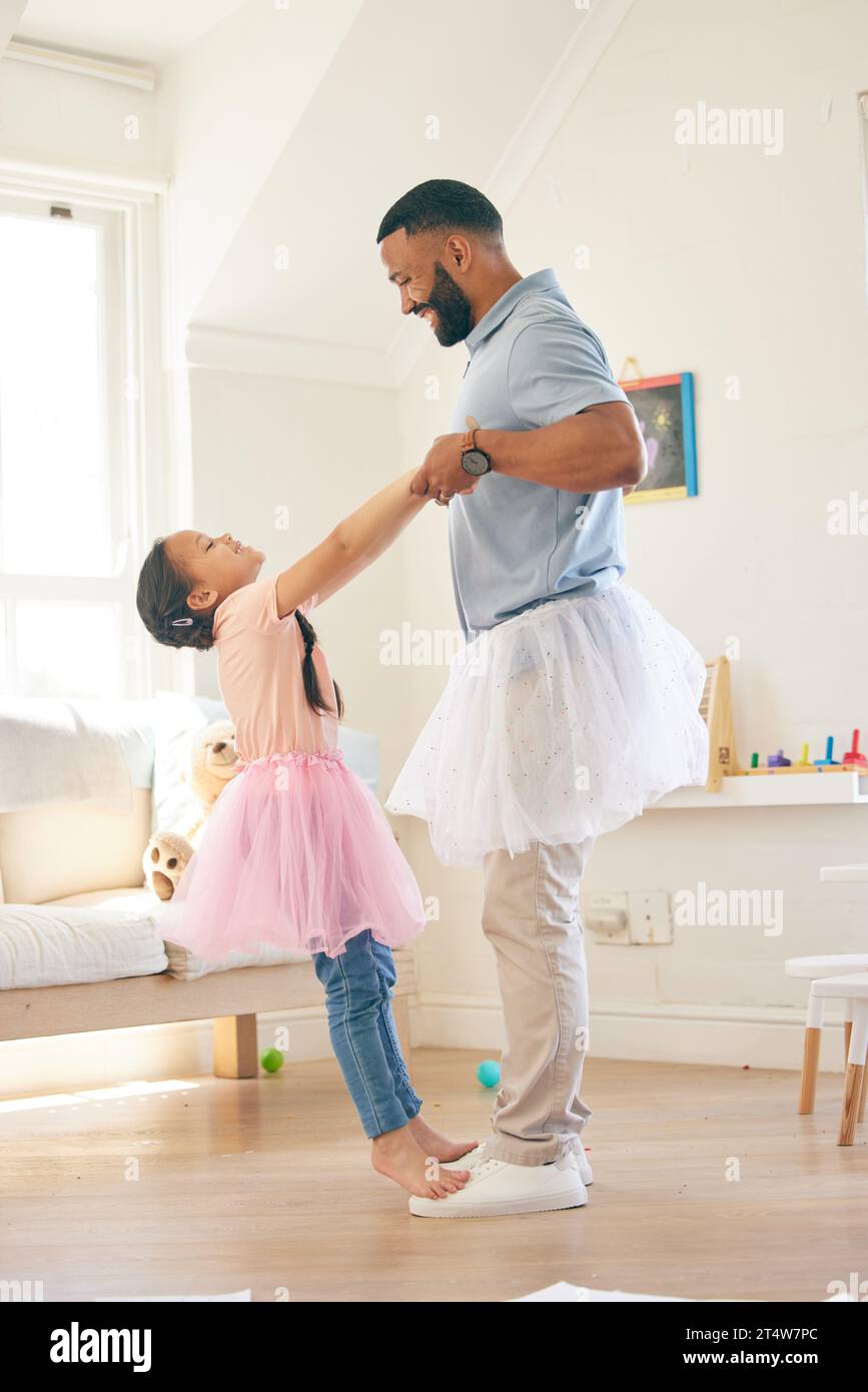 Balletttanz, Vater und Happy Kid spielen das Vorstellungsspiel, lernen Routineschritte und genießen Spaß zu Hause, Unterstützung und Bindung. Hände halten, Halloween-Fantasie Stockfoto
