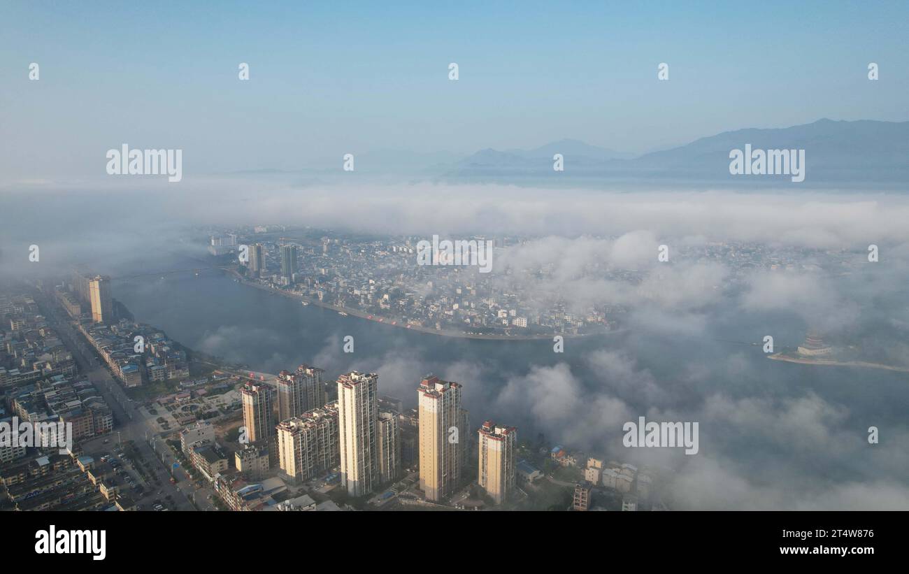 LIUZHOU, CHINA - 2. NOVEMBER 2023 - Luftbild zeigt den Webstuhl des Bezirks Rongan im Nebel in Liuzhou, Provinz Guangxi, China, 2. November 2023. Stockfoto
