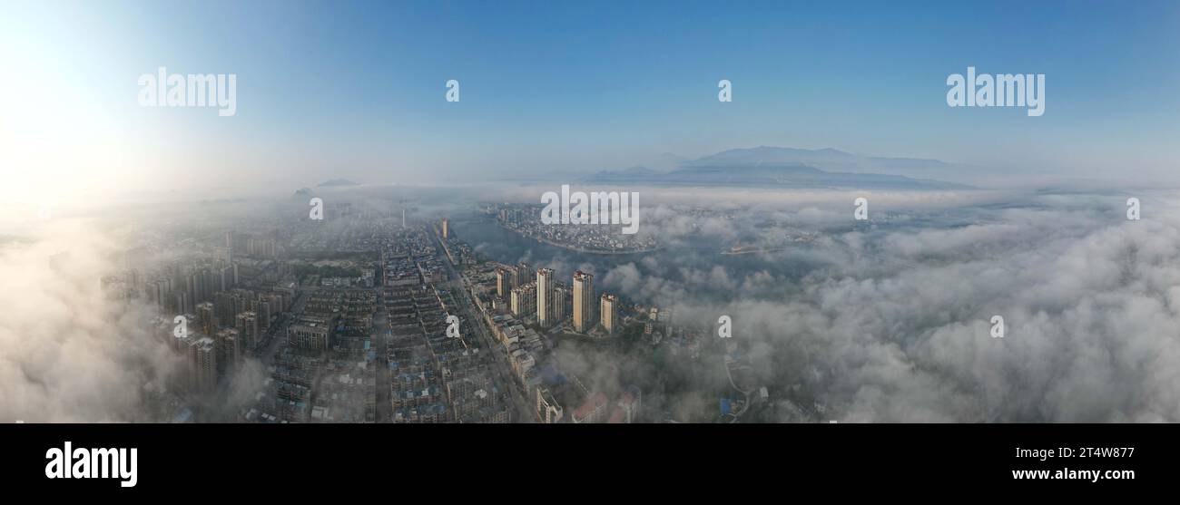 LIUZHOU, CHINA - 2. NOVEMBER 2023 - Luftbild zeigt den Webstuhl des Bezirks Rongan im Nebel in Liuzhou, Provinz Guangxi, China, 2. November 2023. Stockfoto