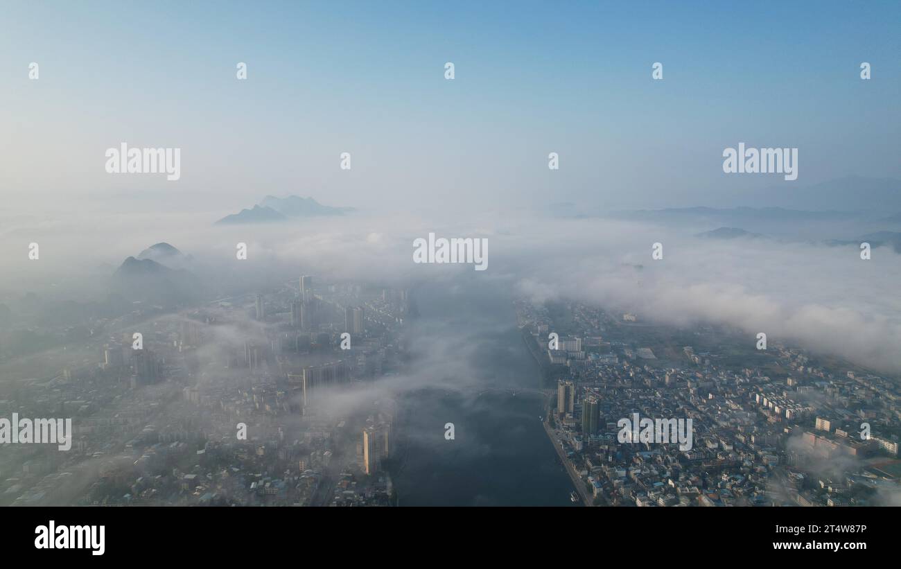 LIUZHOU, CHINA - 2. NOVEMBER 2023 - Luftbild zeigt den Webstuhl des Bezirks Rongan im Nebel in Liuzhou, Provinz Guangxi, China, 2. November 2023. Stockfoto