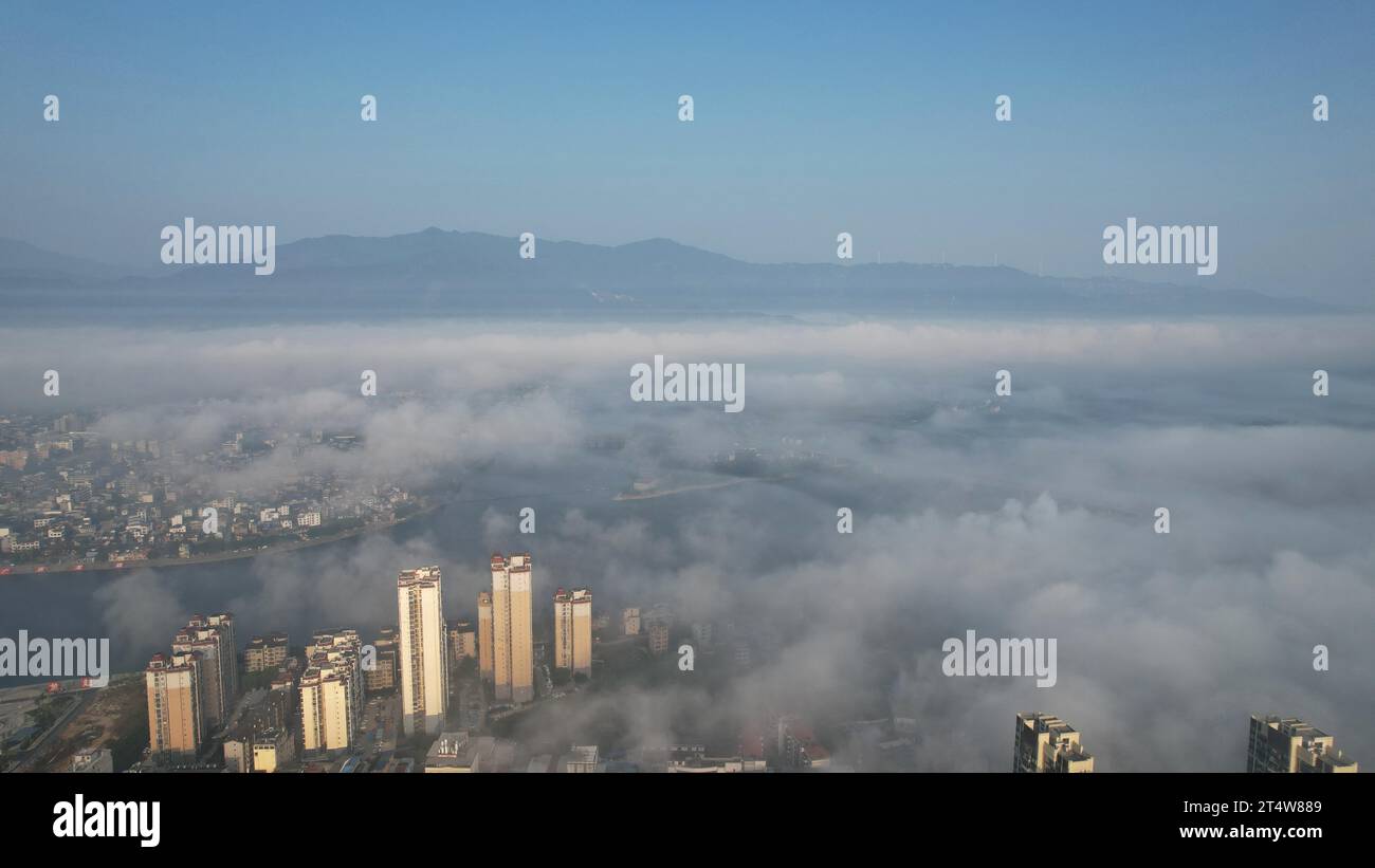 LIUZHOU, CHINA - 2. NOVEMBER 2023 - Luftbild zeigt den Webstuhl des Bezirks Rongan im Nebel in Liuzhou, Provinz Guangxi, China, 2. November 2023. Stockfoto