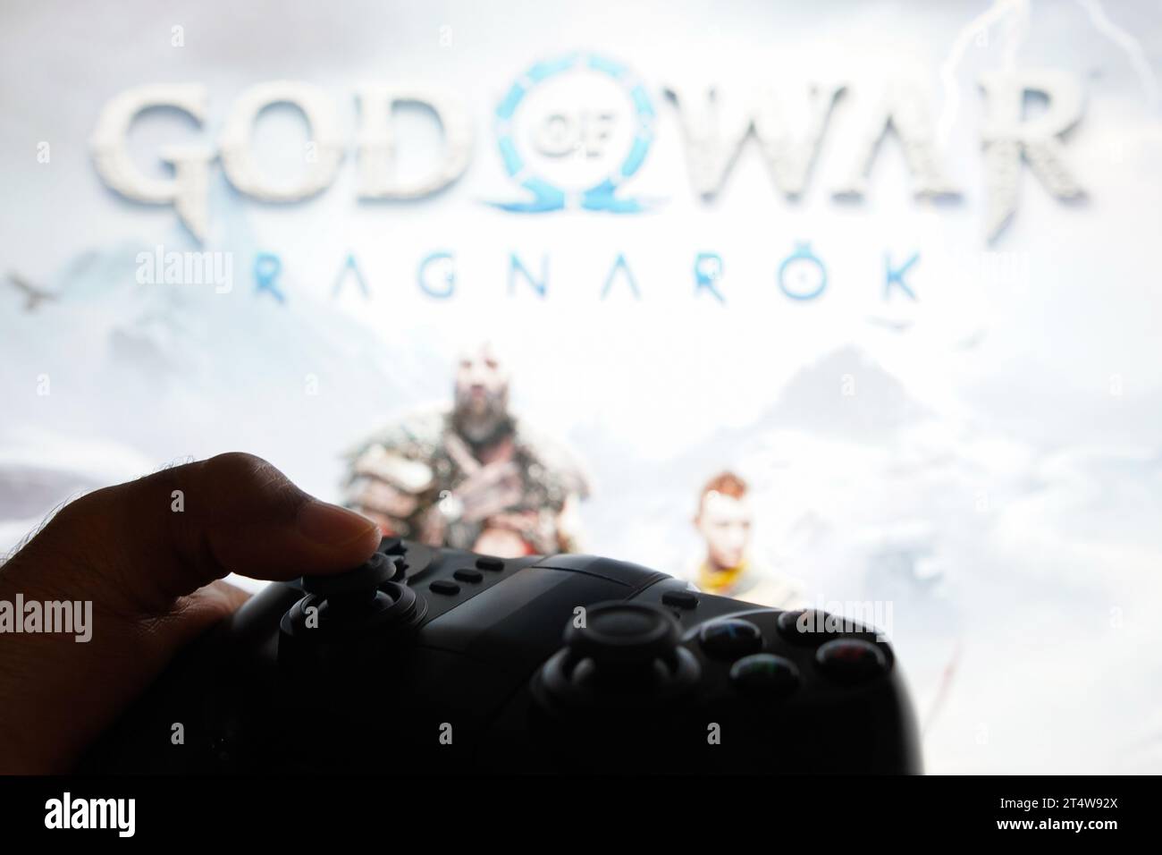 Brasilien. November 2023. In dieser Abbildung wird das God of war Ragnarok Logo-Spiel auf einem Computerbildschirm neben einem Gamepad angezeigt. (Foto von Rafael Henrique/SOPA Images/SIPA USA) *** ausschließlich für redaktionelle Nachrichten *** Credit: SIPA USA/Alamy Live News Stockfoto