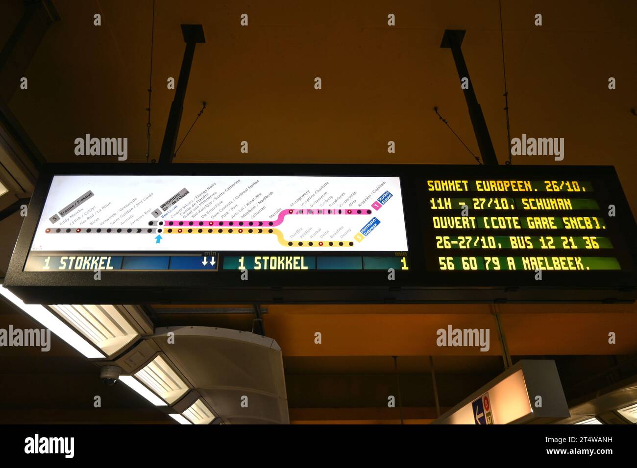 Hinweisschild für Zuginformationen am Bahnhof Beekkant U-Bahn (Métro de Bruxelles) – Brüssel Belgien – 23. Oktober 2023 Stockfoto