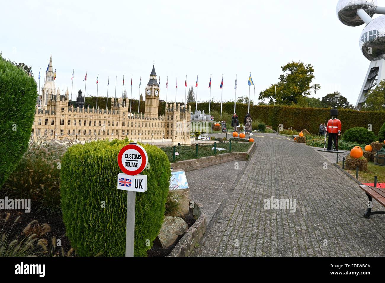 Zollschild vor Mini Westminster im Miniatur-Modellpark Mini-Europe – Brüssel Belgien – 23. Oktober 2023 Stockfoto