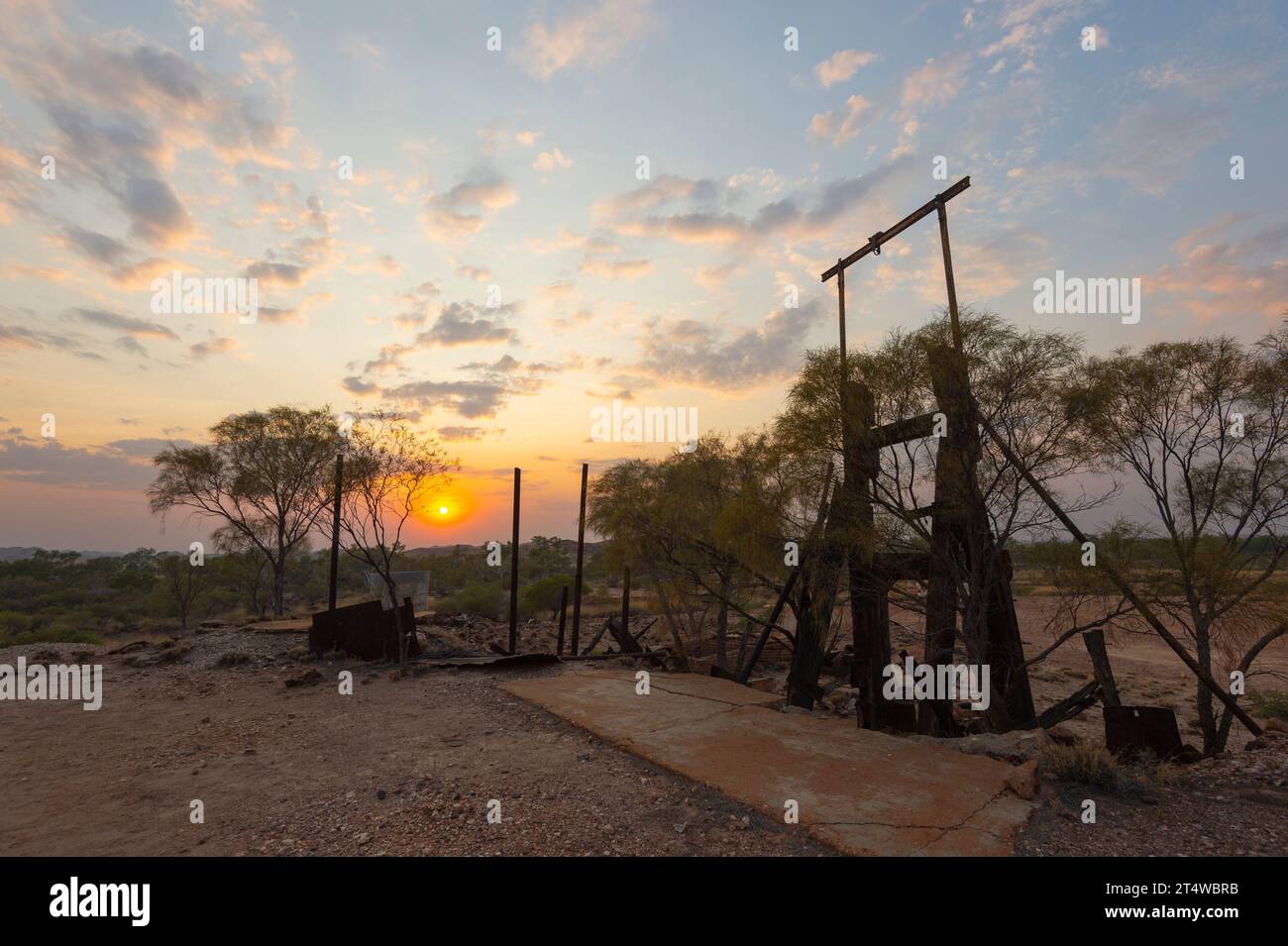 Atmosphärischer Sonnenaufgang über entsorgten Maschinen in der alten Goldmine Twenty Mile Sandy Creek in den Goldfeldern, Skull Springs Road, Pilbara, Western Austr Stockfoto