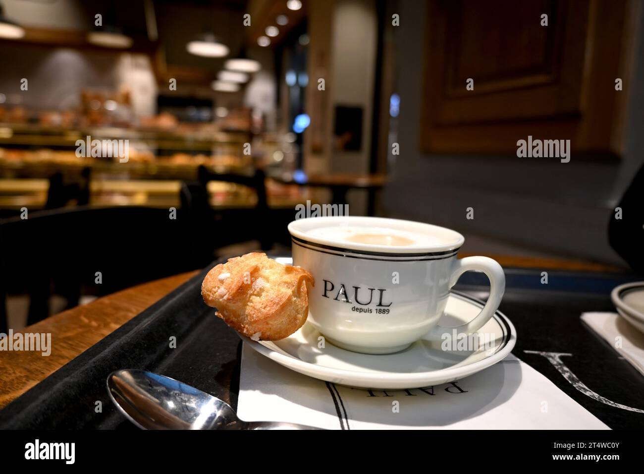 PAUL Bakery Cafe, Tasse Kaffee und kleine Pastete – Brüssel Belgien – 23. Oktober 2023 Stockfoto