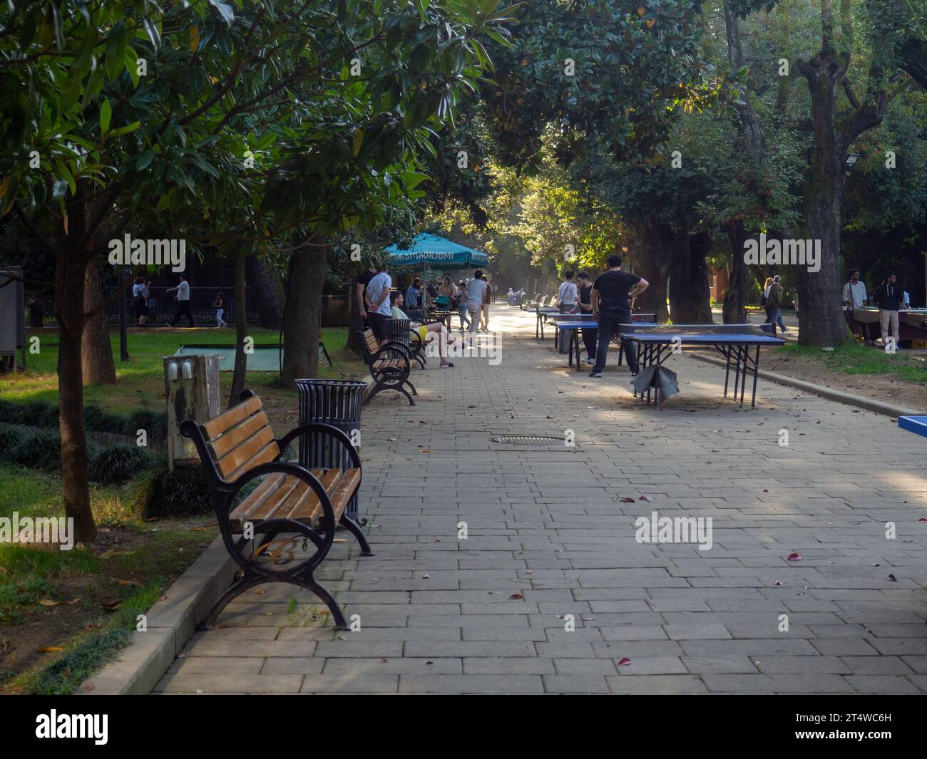 Batumi, Georgien. 10.28.2023 Ping Pong im Stadtpark. Unterhaltung in der Stadt. Tischtennisplatten im Park. Die Menschen spielen Sport. Batumi, alter bou Stockfoto