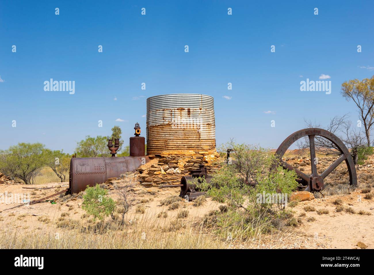 Entsorgte Maschinen in der alten Goldmine Twenty Mile Sandy Creek in den Goldfeldern, Skull Springs Road, Pilbara, Western Australia, Australien Stockfoto