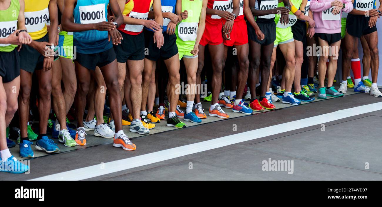 Beine multiethnischer Athleten vor dem Marathon Stockfoto