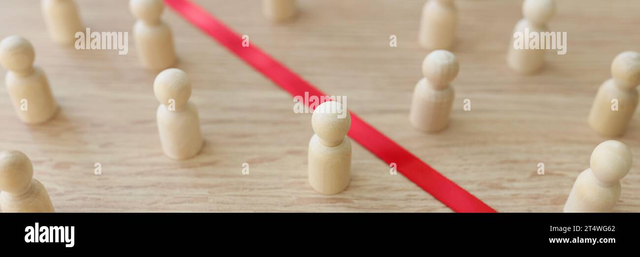 Der rote Streifen teilt die Holzfiguren der Gegner auf dem Tisch Stockfoto
