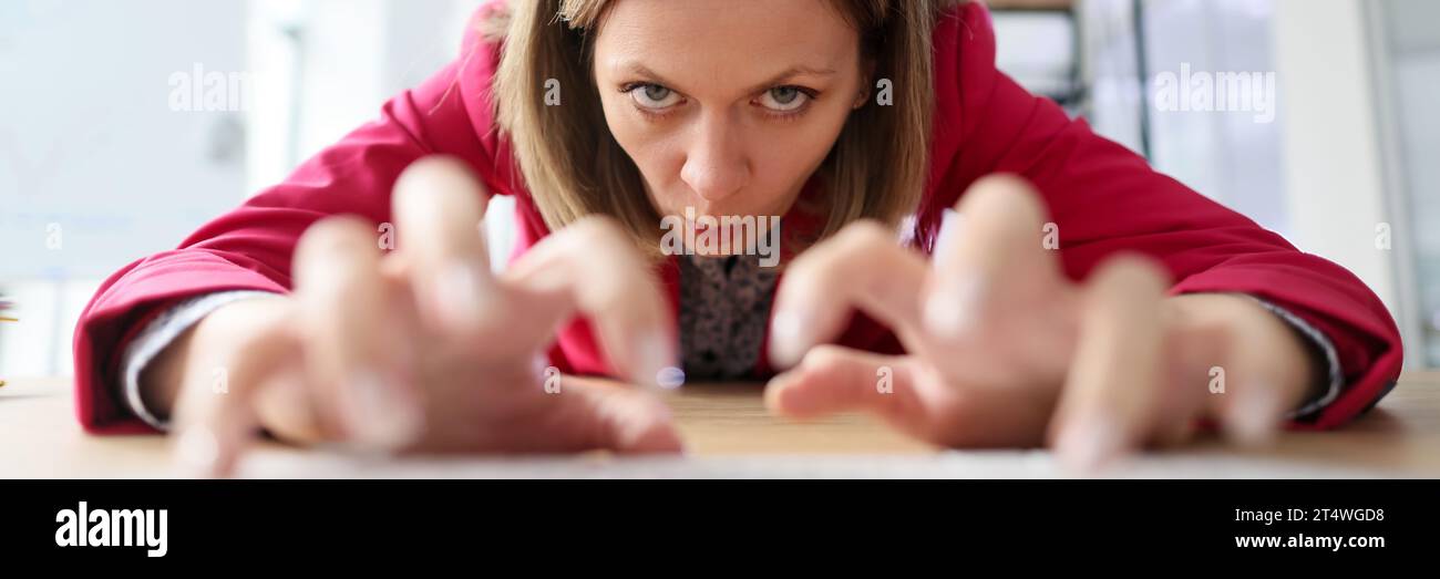 Ein aggressiver Mitarbeiter streckt sich die Hände aus, indem er auf der Tastatur tippt Stockfoto