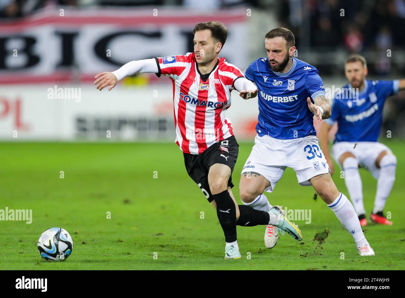 OTAR Kakabadze aus Krakau (L) und Nika Kvekveskiri aus Lech Poznan (R) wurden 2023-24 während des Fußballspiels Ekstraklasa zwischen Krakau und Lech Posen im Cracovia Stadion in Aktion gesehen. Endergebnis: Cracovia Krakau 1:1 Lech Posen. (Foto: Grzegorz Wajda/SOPA Images/SIPA USA) Credit: SIPA USA/Alamy Live News Stockfoto