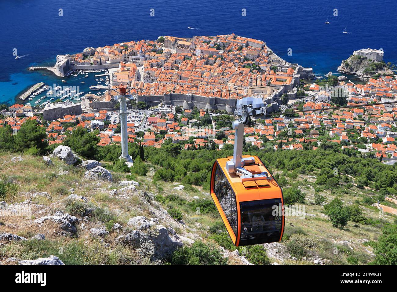 Luftaufnahme der Altstadt von Dubrovnik an der Adriaküste mit der Seilbahn im Vordergrund, Kroatien, Europa Stockfoto