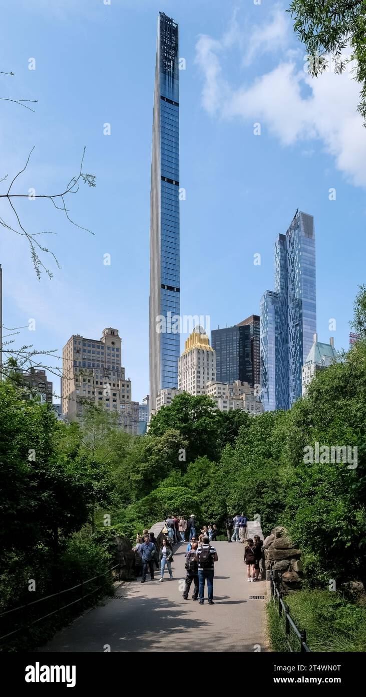 Blick auf die Stadtlandschaft von Manhattan vom Central Park South (South End), eingebettet in das üppige Grün der südlichen Landschaft des Central Parks. Stockfoto