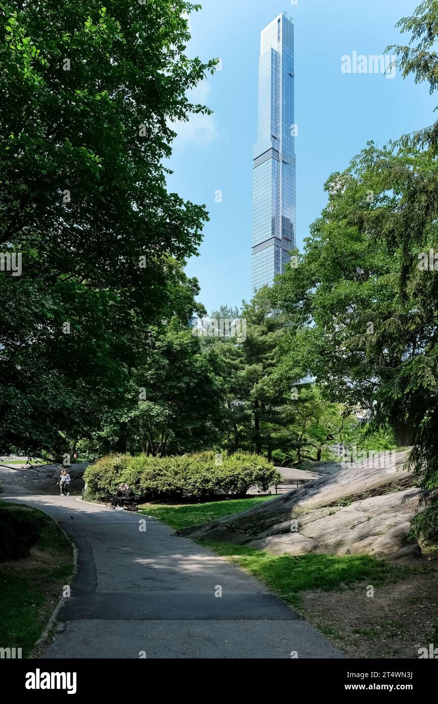 Blick auf die Stadtlandschaft von Manhattan vom Central Park South (South End), eingebettet in das üppige Grün der südlichen Landschaft des Central Parks. Stockfoto