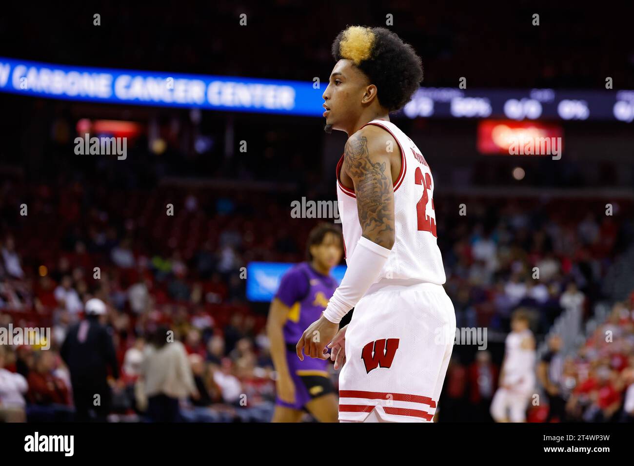 1. November 2023: Die Wisconsin Badgers schützen Chucky Hepburn (23) während des NCAA-Basketballspiels zwischen den University of Wisconsin-Stevens Point Pointers und den Wisconsin Badgers im Kohl Center in Madison, WI. Darren Lee/CSM Stockfoto