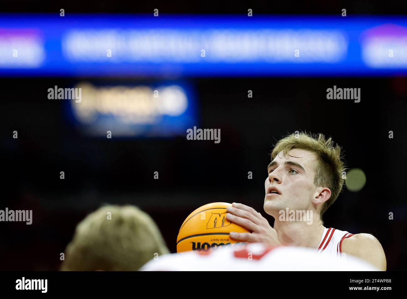 1. November 2023: Wisconsin Badgers Forward Tyler Wahl (5) versucht einen Freiwurf während des NCAA-Basketballspiels zwischen den University of Wisconsin-Stevens Point Pointers und den Wisconsin Badgers im Kohl Center in Madison, WI. Darren Lee/CSM Stockfoto