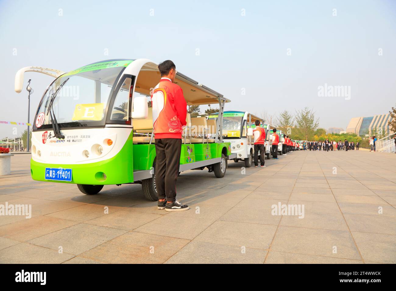 Tangshan City - 29. April 2016: Batterieautos und Crew warten auf Besucher im Park, South Lake Park, Tangshan City, Hebei, China Stockfoto